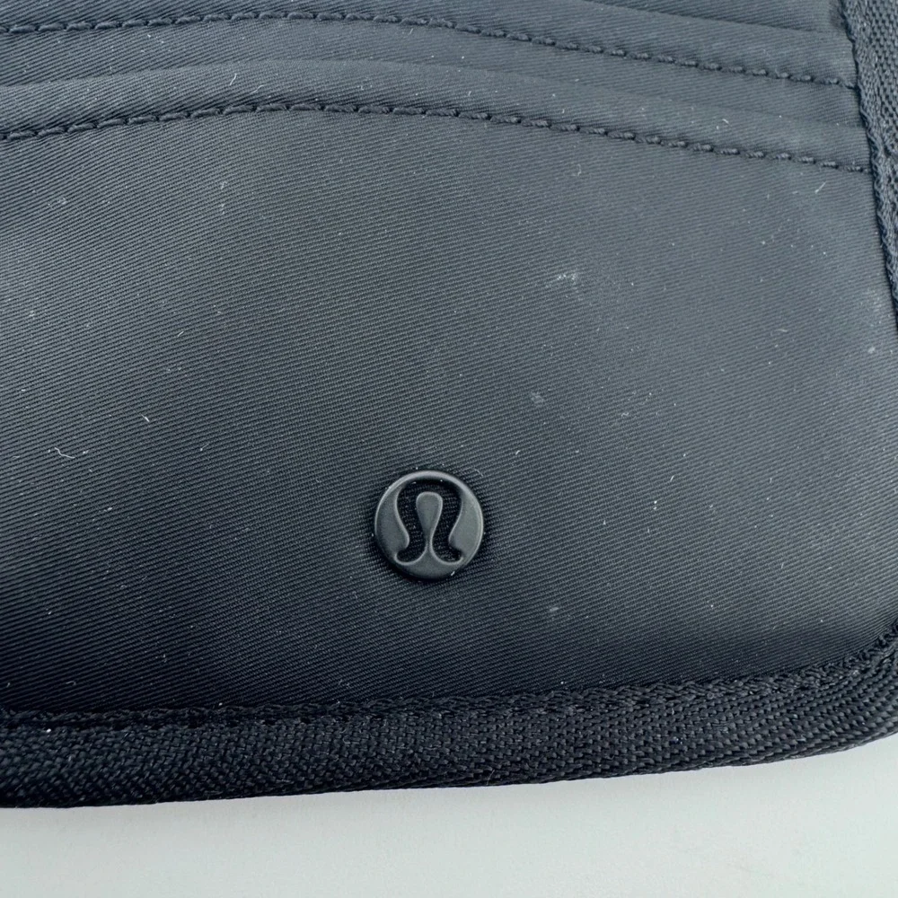Lululemon True Identity‎ Card Turner Pouch Black Excellent Zip Card Holder